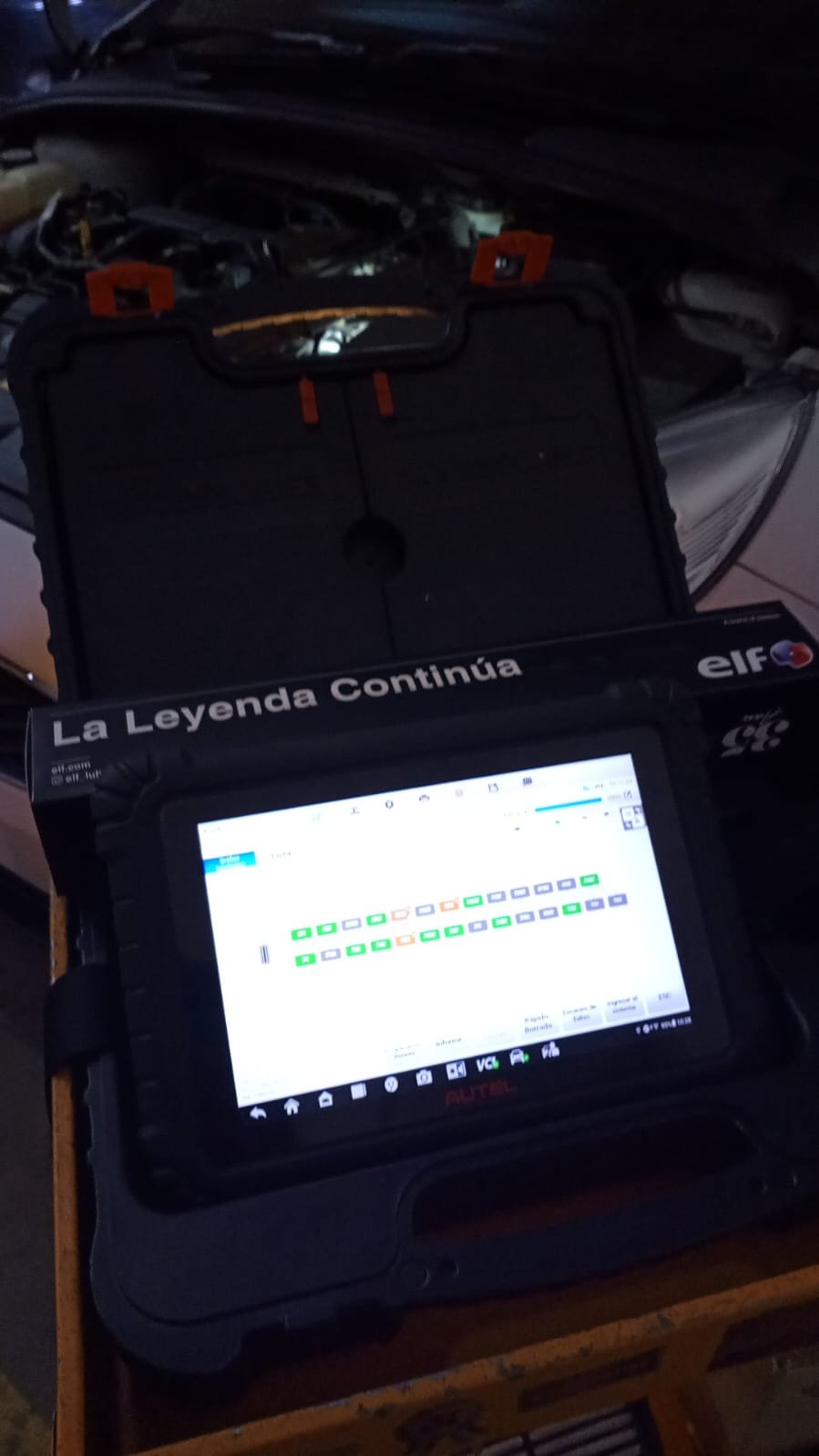 Escáner Autel mostrando datos del sistema